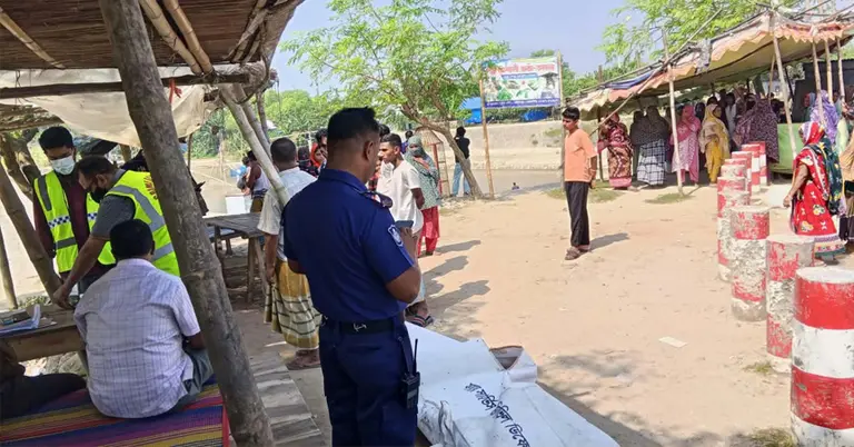 উদ্ধারকৃত মরদেহের পাশে পুলিশ সদস্যরা